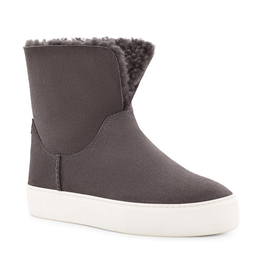 NIB UGG LYNUS BOOTS